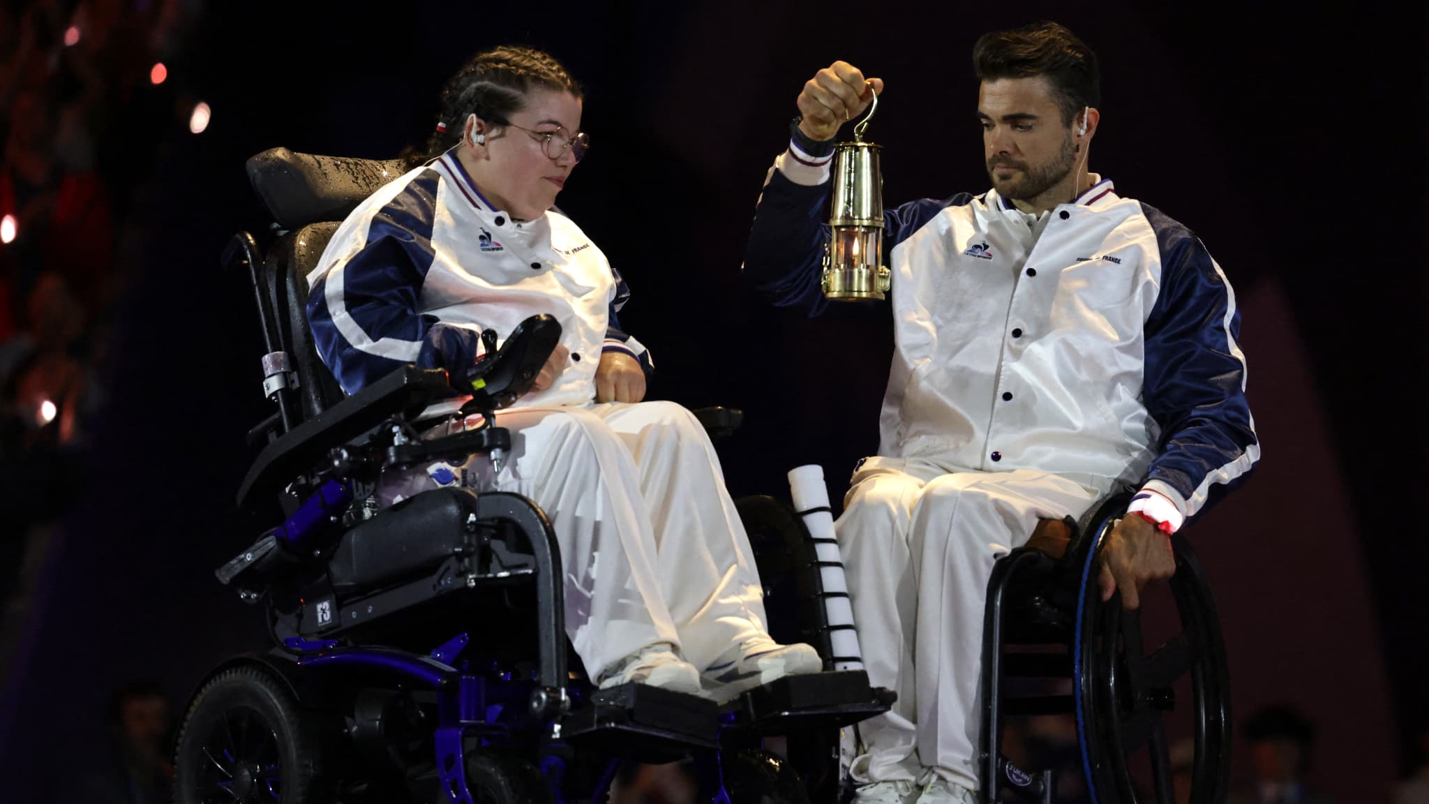 Aurélie Aubert et Mathieu Bosredon pour l'ultime relais de la flamme avant de l'éteindre, cérémonie de clôture des Jeux paralympiques de Paris 2024, 8 septembre 2024