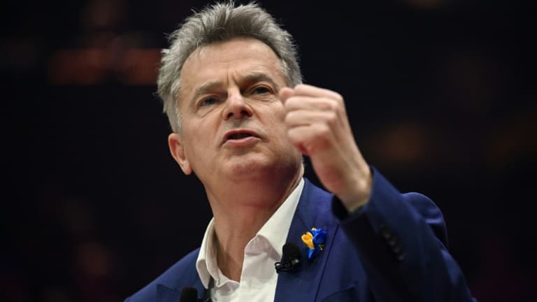 Le candidat PCF à la présidentielle Fabien Roussel en meeting au Cirque d'Hiver à Paris le 10 mars 2022