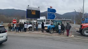 Des agriculteurs bloquent l'entrée de l'autoroute, au péage de la Saulce, ce jeudi 1er février 2024.
