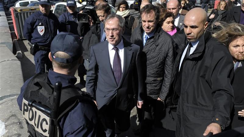 Claude Guéant, ici avec Renaud Muselier (2e àd roite) à Marseille, a affirmé lundi que les forces de l'ordre marquaient des points dans la cité phocéenne en réponse aux critiques de l'opposition, qui lui reproche d'y avoir diminué les effectifs et effectu