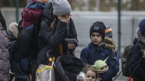 Des réfugiés ukrainiens traversent la frontière polonaise, à Korczowa, le 2 mars 2022 pour fuir la guerre.