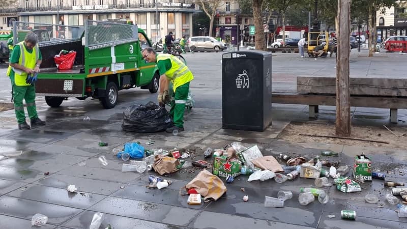 Des agents d'entretien nettoient la Place de la République le lendemain de la victoire des Bleus