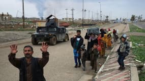 Des habitants de Mossoul-ouest fuient les combats entre les forces irakiennes et les jihadistes de l'EI, le 15 mars 2017
