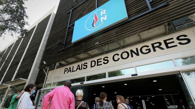 Des militants arrivent au Palais des congrès de Perpignan où se tient le 17e Congrès du Rassemblement national