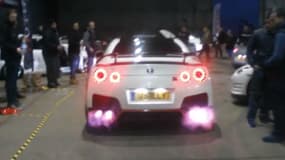 Le propriétaire de cette Nissan GT-R lui a ajouté des échappements lance-flammes.