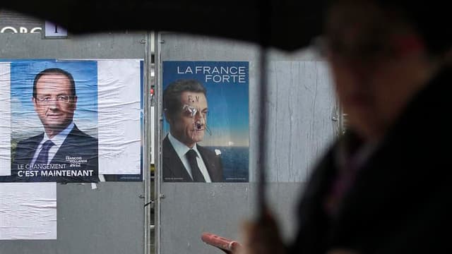 Affiches officielles à Tulle. François Hollande devance toujours Nicolas Sarkozy mais l'écart n'est plus que de quatre points dans le baromètre quotidien Ifop-Fiducial pour Paris Match publié vendredi. Le candidat socialiste perd un point avec 52% des int
