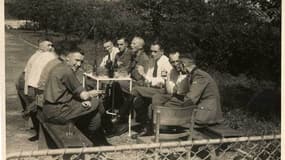 Cette photo non datée obtenue du Musée commémoratif de l’Holocauste des États-Unis montre les officiers nazis Karl Hoecker (à gauche) se relaxant avec des médecins SS, dont le Dr Fritz Klein (à gauche) et le Dr Eduard Wirths (3e à droite, portant une cravate) à Auschwitz. Cette photo est l’une des quelque 116 rares photographies d’officiers supérieurs SS et de responsables nazis au camp de concentration d’Auschwitz incluses dans l’album photo de Hoecker, dévoilé le 19 septembre par le musée.