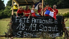 Fête de village: des jeunes de Saint-Bonnet-Pres-Orcival au passage du Tour de France en juillet 2025