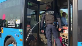 Des policiers contrôlent un bus de la Communauté urbaine de Dunkerque dans le cadre d'une démonstration en mai 2025