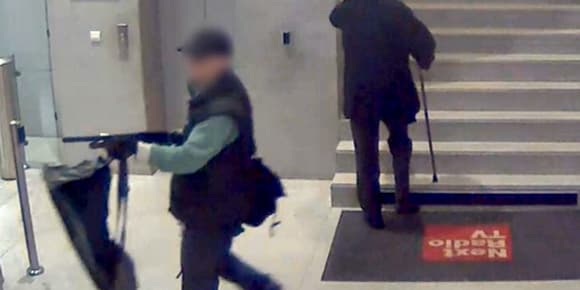 L'agression à BFMTV, filmée par une caméra de surveillance. L'agression à BFMTV, filmée par une caméra de surveillance.