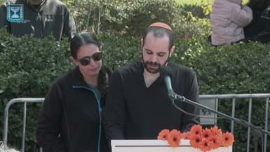 L'ex-otage israélien Yarden Bibas lors des funérailles de son épouse et leurs petits-garçons tués en captivité à Gaza, le 26 février 2025.