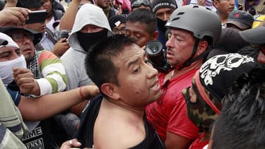 Des manifestants en colère à Chilpancingo, dans l'état de Guerrero, après l'annonce du probable massacre des 43 étudiants disparus fin septembre.
