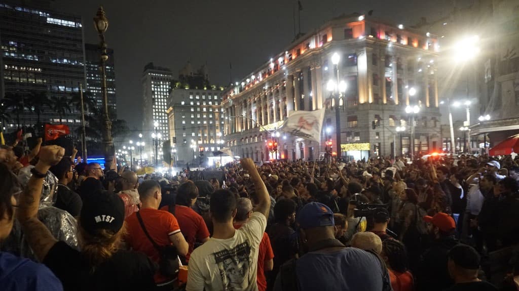 Des manifestants à São Paulo pour protester contre la hausse des violences policières dans cet État du Brésil le 5 décembre 2024, après qu'un homme a été jeté par-dessus d'un pont par un agent de la police militaire.