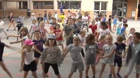 Découvrez le Floss, la nouvelle dance populaire des jeunes