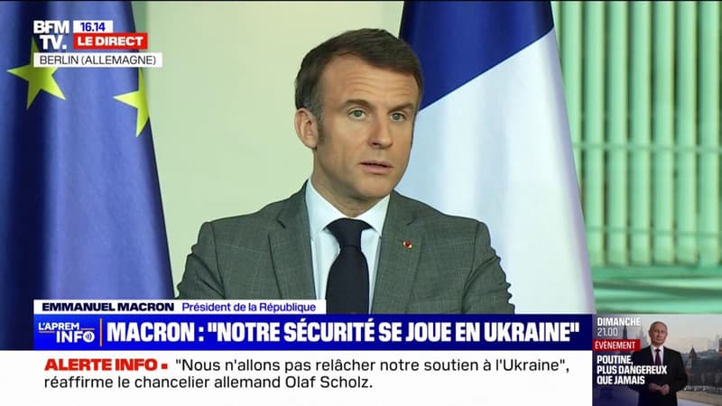 Emmanuel Macron salue 