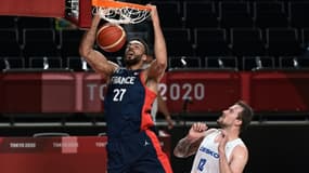 Le pivot français Rudy Gobert dunke sous le regard du Tchèque Ondrej Balvin, lors de leur match du 1er tour, le 28 juillet 2021 aux Jeux Olympiques de Tokyo 2020