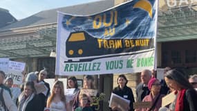 Une cinquantaine de personnes ont manifesté devant la gare de Nice Ville pour réclamer davantage de lignes de trains de nuit.