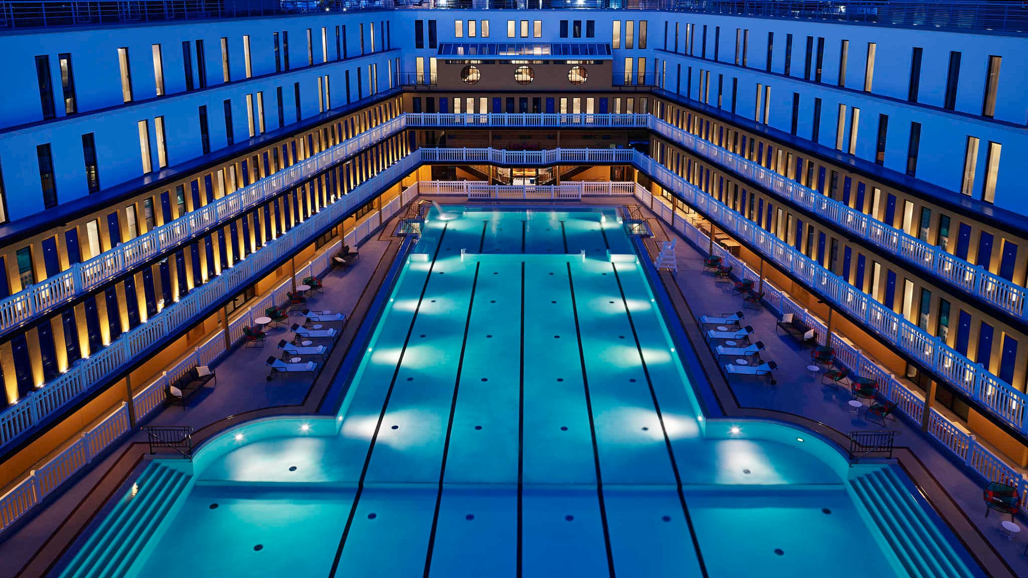 La piscine de l'hôtel Molitor Paris. La piscine de l'hôtel Molitor Paris.