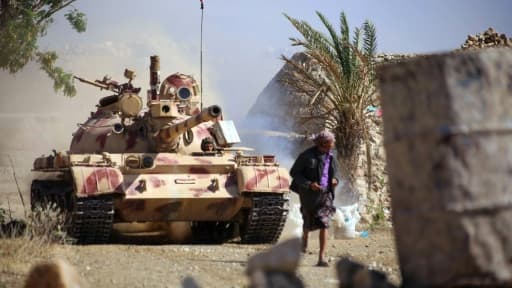 Char des forces progouvernementales dans un combat avec des rebelles chiites Houthis, le 6 avril à Taez dans le sud-ouest du Yemen