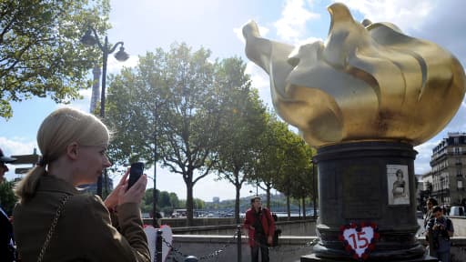 Le 15e anniversaire de la mort de Lady Di commémoré Pont de l'Alma à Paris, le 31 août 2012