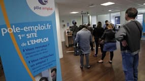 Agence Pôle Emploi à Marseille. Des crédits supplémentaires seront consacrés à la lutte contre le chômage malgré un contexte budgétaire tendu, a déclaré vendredi sur RTL le ministre du Travail Michel Sapin, qui relativise les prévisions de l'Insee sur la