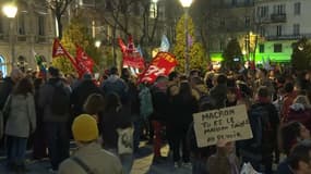 Un rassemblement a lieu contre la réforme des retraites ce 16 mars devant la préfecture de Marseille, quelques heures après le déclenchement du 49.3.