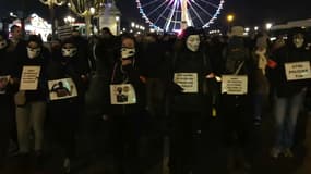 Environ 200 policiers ont manifesté jeudi soir sur les Champs-Elysées à Paris.