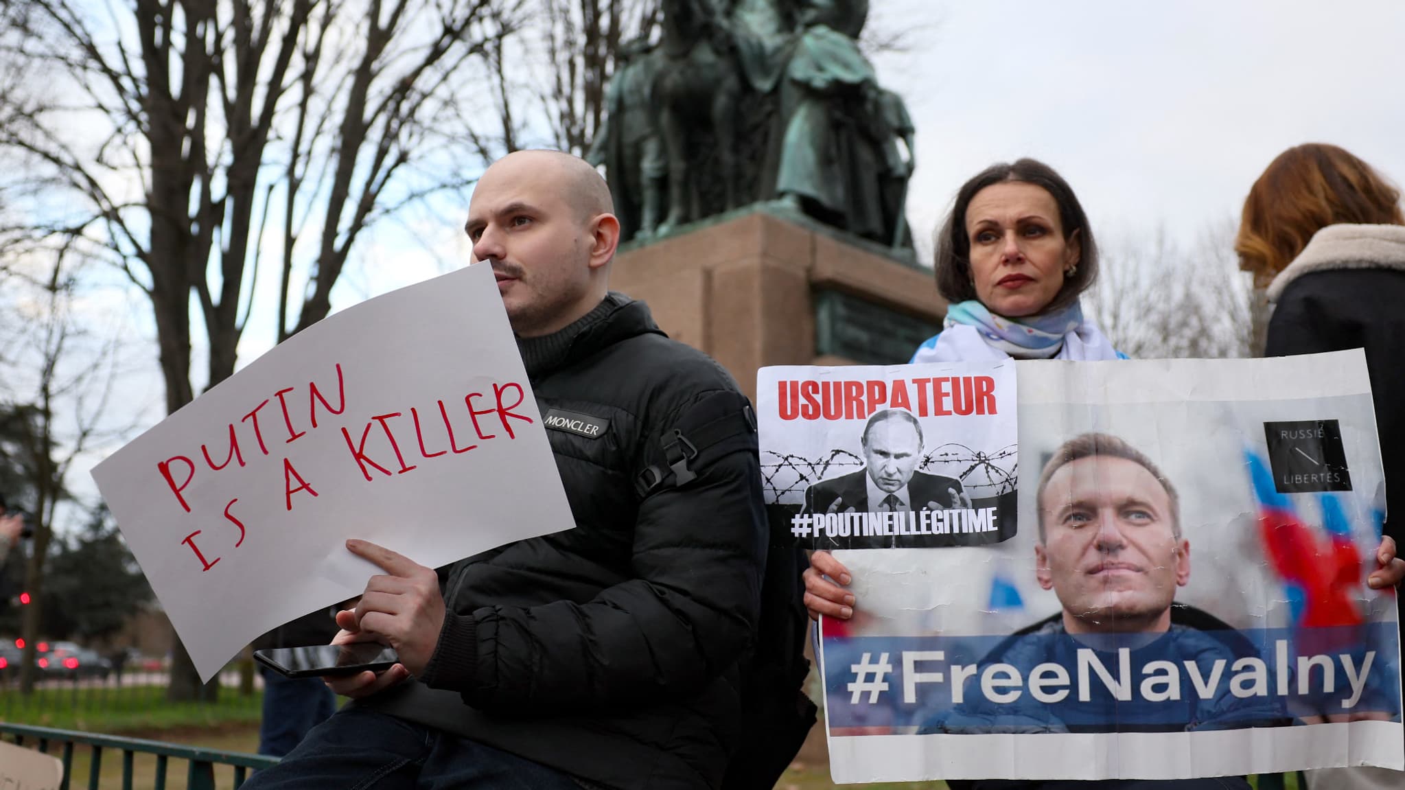L'activiste russe Nadezhda Kutepova tient un portrait d'Alexei Navalny lors d'un rassemblement à Paris le 16 février 2024.