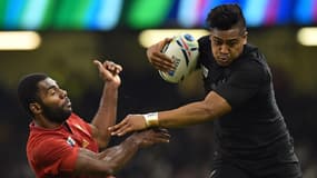 Julian Savea raffûte Noa Nakaitaci