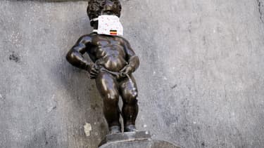 Le Manneken-Pis revêtu d'un masque.