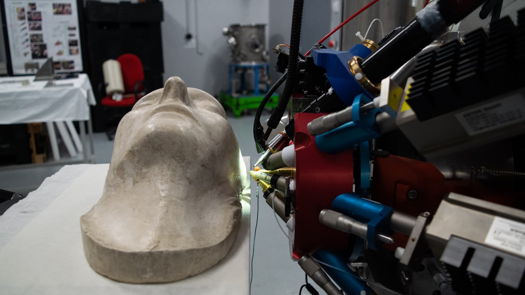 AGLAE en action sur une sculpture