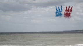 La patrouille de France au dessus d'une plage du débarquement en Normandie. 