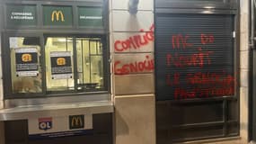 Des tags anti-israéliens ont été inscrits sur la façade du Mcdonald's Lyon Bellecour dans la nuit de mardi à mercredi.