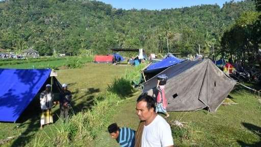 Des habitants de l'île indonésienne de Lombok sans abri après le séisme de dimanche, le 8 aout 2018 à Mataram