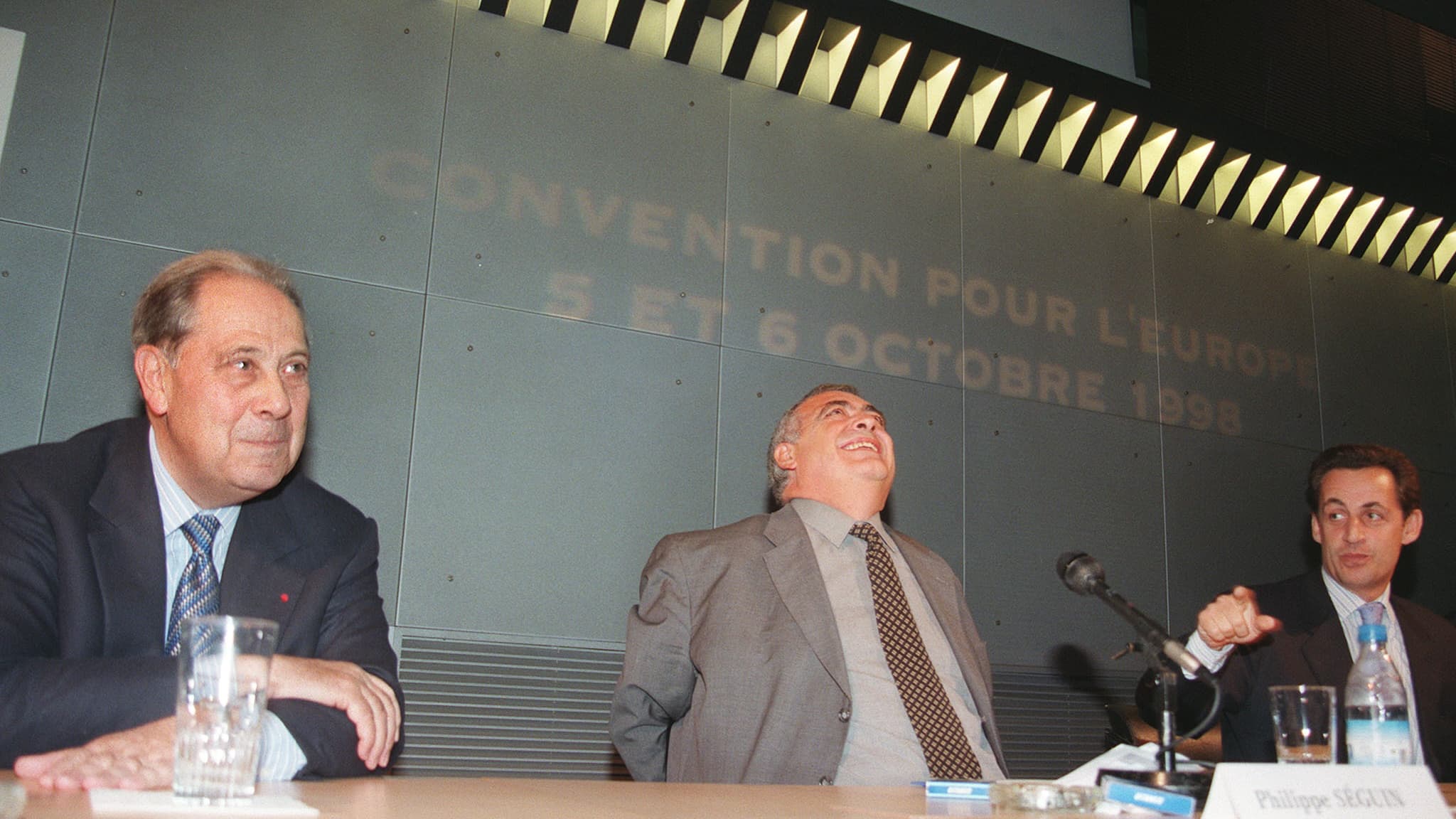 Rupture. Assez tôt dans la campagne, Charles Pasqua, ancien complice souverainiste de Philippe Séguin, annonce qu'il fait cavalier seul. Ici les deux hommes le 5 octobre 1998.