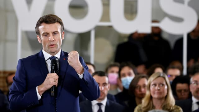 Le président Emmanuel Macron, candidat à sa réélection, lors d'une "conversation" avec des habitants de Poissy, le 7 mars 2022 dans les Yvelines