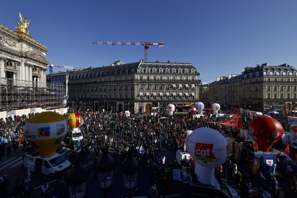 Des manifestants se rassemblent sur la place de l'Opéra avant le début de la manifestation contre le réforme des retraites, le 7 février 2023 à Paris.