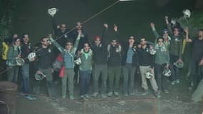 Après 40 jours dans une grotte, les 15 volontaires de "Deep Time" de retour à la surface