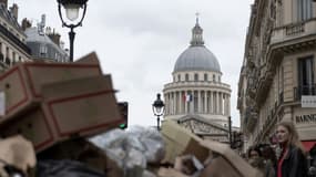 Des poubelles débordantes d'ordures dans une rue de Paris pendant une grève des éboueurs opposés à la réforme des retraites, le 22 mars 2023