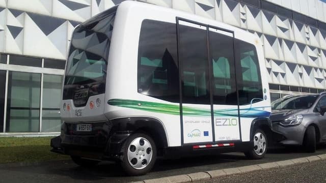 De janvier à mars 2016, la Communauté d’Agglomération de Sophia Antipolis teste 3 minibus électriques autonomes pouvant transporter une dizaine de personnes sur une voie spécialement aménagée.