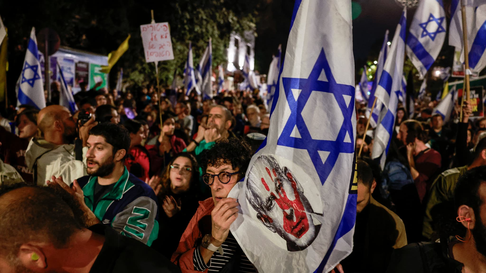 Des Israéliens manifestent devant la résidence du Premier ministre après le limogeage du ministre de la Défense, le 5 novembre 2024 à Jérusalem Des Israéliens manifestent devant la résidence du Premier ministre après le limogeage du ministre de la Défense, le 5 novembre 2024 à Jérusalem
