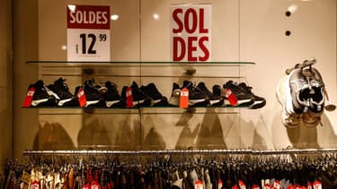 Après plus de deux mois de fermeture des magasins en raison du confinement décidé pour endiguer la pandémie de Covid-19, les stocks sont en effet à un "niveau particulièrement élevé
