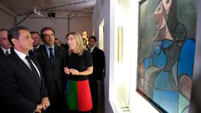 Nicolas Sarkozy devant un tableau de Pablo Picasso à Chaumont, où il a inauguré le "Centre Pompidou mobile". Le chef de l'Etat s'est posé jeudi en défenseur de la culture, tout en critiquant la promesse de Martine Aubry, candidate à la primaire socialiste