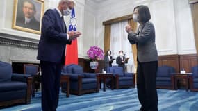 Le sénateur français Alain Richard salue la présidente de Taïwan Tsai Ing-wen à Taipei le 7 octobre 2021