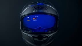 Un casque de moto avec affichage