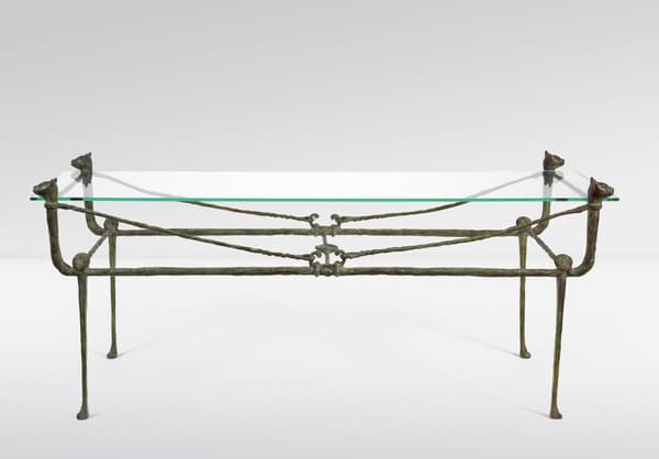 La table 'Berceau' modèle aux Chats imaginée vers 1970 signée Diego Giacometti pour 420.00 euros vendue par Christie's.