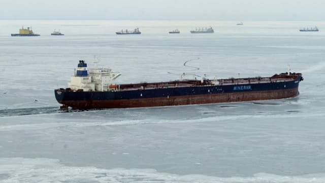 Un super-tanker se fraye un chemin dans les mers glacées. L'hiver exceptionnel pourrait faire rebondir les cours du brut.