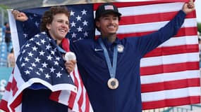 Les skateurs américains Jagger Easton et Nyjah Houston après leur podium aux JO de Paris, le 29 juillet 2024