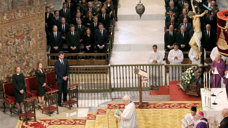 L'Espagne a rendu hommage lundi lors d'une cérémonie religieuse en la cathédrale de Saint-Jacques-de-Compostelle aux 79 victimes de l'accident du train qui a déraillé à grande vitesse mercredi près de la ville. Le président du gouvernement espagnol, Maria