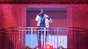 Snoop Dogg, rappeur américain, chante sur la  scène du défilé Etam, le 3 mars 2015 à la piscine Molitor à Paris